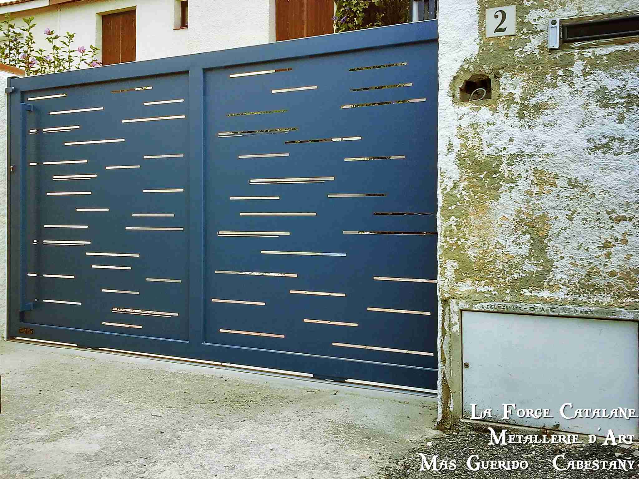 portail coulissant moderne decoupe laser vantaux fer La Forge Catalane Cabestany.jpg